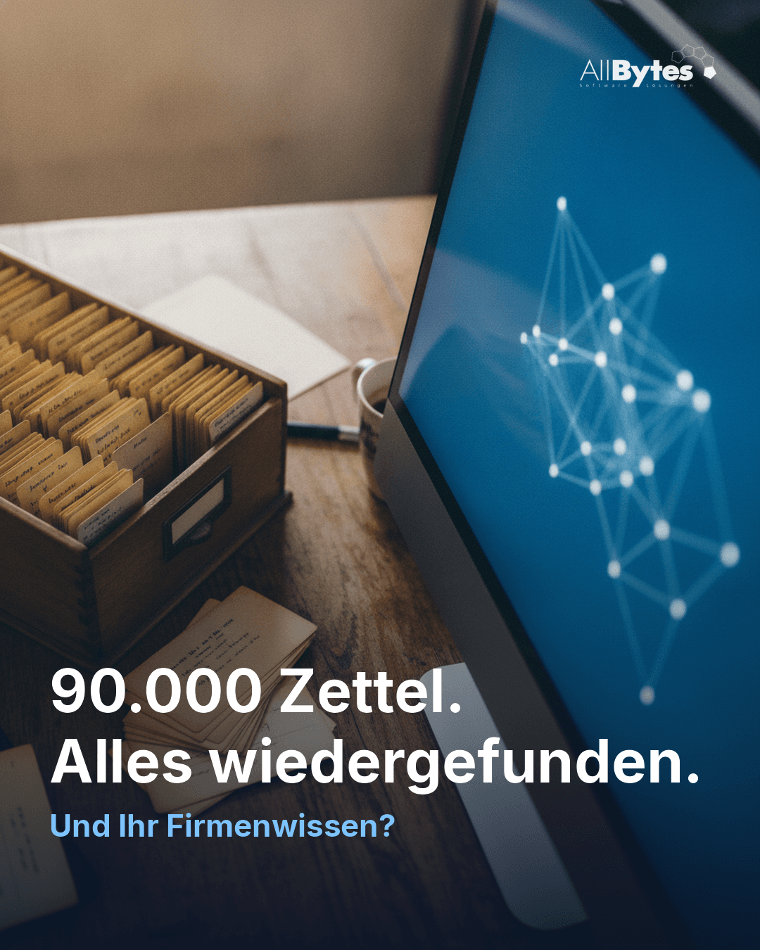 Zettelkasten neben einem Monitor mit Wissensnetz — „90.000 Zettel. Alles wiedergefunden."